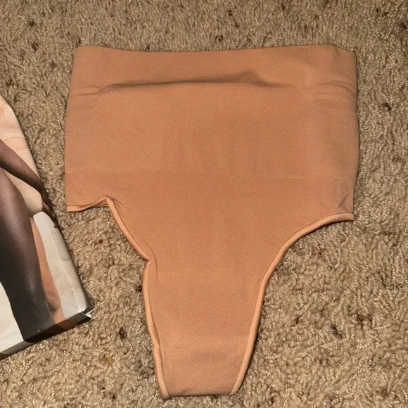 SKIMS Tan Core Control Thong size S/M New In Box - Picture 3 of 7